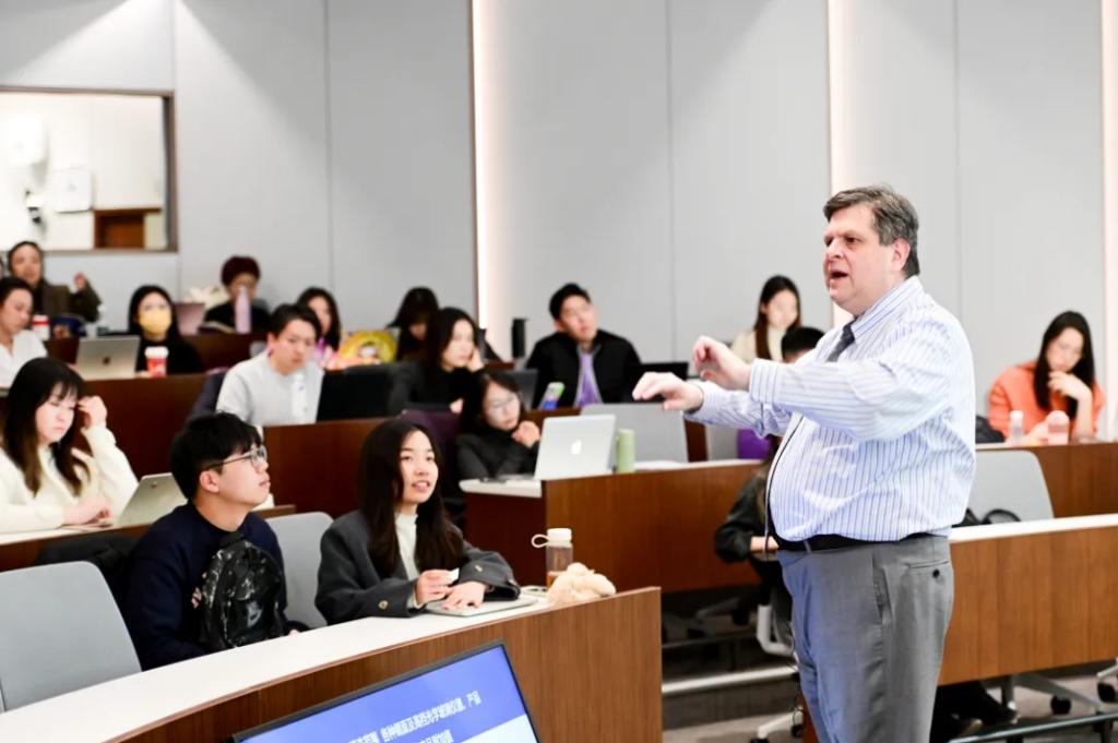 Tsinghua-MIT Global MBA Entrepreneurship Strategy Course Marks Its Tenth Anniversary
