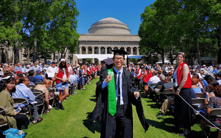 MBA to fintech: Chen Zhou completed the Tsinghua Global MBA, offered in collaboration with MIT Sloan